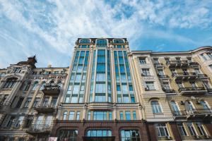 un edificio alto con muchas ventanas encima en 11 Mirrors Design Hotel en Kiev