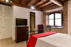 ローマにあるMaison del Fico Piazza Navonaのベッドルーム(ベッド1台、薄型テレビ付)
