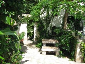 a bench sitting in the middle of a garden at Luz del Mar - vis-à-vis Yachthafen in Denia