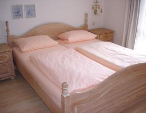 Кровать или кровати в номере Ferienwohnanlage Partnach