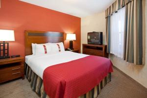 Postel nebo postele na pokoji v ubytování Holiday Inn Hotel & Suites Osoyoos by IHG