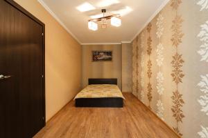 モスクワにあるStandard Apartment Brusnika on Garibaldi 17の小さなベッドルーム(ベッド1台付)