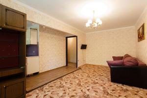 モスクワにあるStandard Apartment Brusnika on Garibaldi 17のリビングルーム(ソファ、シャンデリア付)