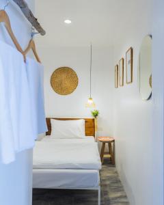 Un pat sau paturi într-o cameră la Stockhome Hostel Ayutthaya