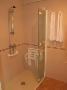 a shower with a glass door in a bathroom at Mélida Ostatua in Ermua