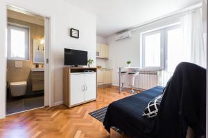 Telewizja i/lub zestaw kina domowego w obiekcie Apartments Tomislav Primorska