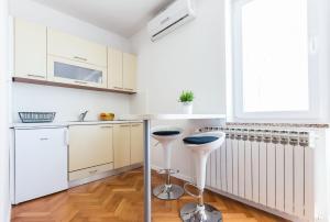 Kuchnia lub aneks kuchenny w obiekcie Apartments Tomislav Primorska