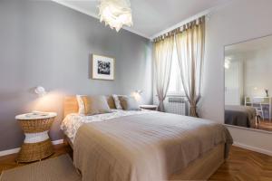 sypialnia z łóżkiem i dużym lustrem w obiekcie Apartments Tomislav Primorska w Novalji