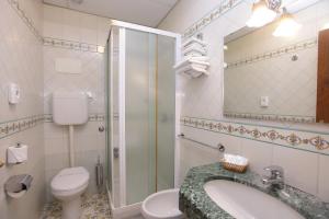 Koupelna v ubytování Hotel Mega Mare + 37 fotografií