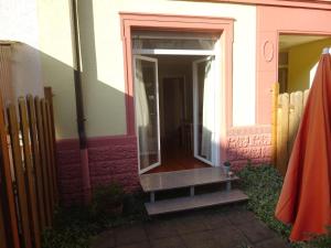 einen Eingang zu einem rosa Haus mit einer Glastür in der Unterkunft City Appartement in Baden-Baden
