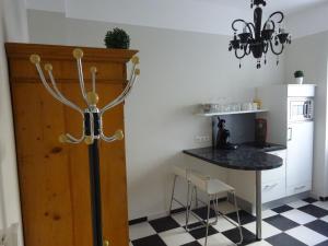 eine Küche mit einem Tisch und einer Theke in einem Zimmer in der Unterkunft City Appartement in Baden-Baden