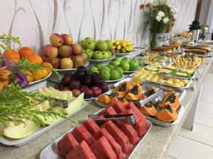 ビリェナにあるHotel Comodoroの様々な種類の果物や野菜を取り揃えたビュッフェ