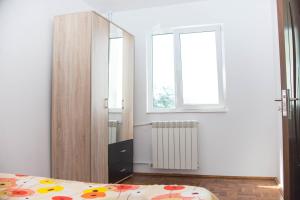 コンスタンツァにあるEva Apartmentのベッドルーム(ベッド1台、窓付)