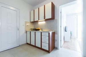 Kuchnia lub aneks kuchenny w obiekcie Apartments Tomislav Primorska
