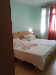 エストレイト・デ・カッマラ・デ・ロボスにあるApartamento Barrosのベッドルーム1室(ベッド1台、タオル2枚付)