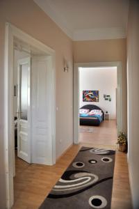 een woonkamer met een tapijt op de vloer bij Tesla Apartment in Sarajevo