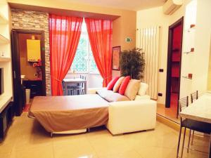 ローマにあるAria Suiteのリビングルーム(白いソファ、窓付)