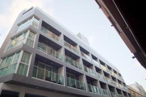 - un bâtiment avec des balcons sur le côté dans l'établissement Valentina Beach, à Las Palmas de Gran Canaria