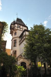 een hoog wit gebouw met een klokkentoren bij Tesla Apartment in Sarajevo