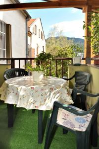 een tafel en twee stoelen op een balkon met een tafel en een tafel en stoelen bij Tesla Apartment in Sarajevo +6 foto's