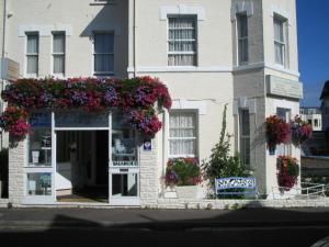 un bâtiment avec des boîtes de fleurs à l'avant dans l'établissement The Charlesworth, à Bournemouth