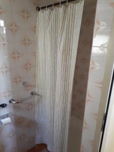 een douche met een gordijn in de badkamer bij Vacation Home Mirjana in Seget Vranjica +34 foto's