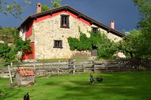 eine Gruppe von Hühnern, die vor einem Gebäude stehen in der Unterkunft Casa Rural La Torraya in Sirviella