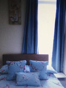 A bed or beds in a room at Camelot House