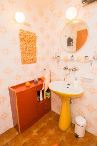 een badkamer met een wastafel en een spiegel bij Vacation Home Mirjana in Seget Vranjica