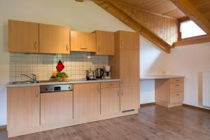 una cocina con armarios de madera en una habitación en Zu Schgagul, en Castelrotto