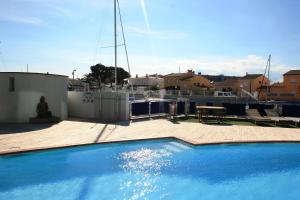 Bazén v ubytovaní RNET - Apartments Roses Port Trebol alebo v jeho blízkosti