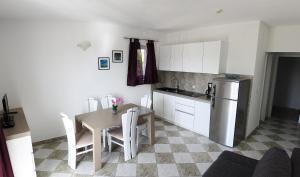 Η κουζίνα ή μικρή κουζίνα στο Apartments Silvija