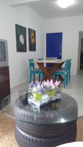 una mesa hecha de un neumático grande con flores. en Apartamento na Avenida Atlântica, en Balneário Camboriú