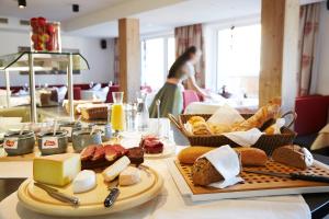 stół z serem i chlebem na górze w obiekcie Hotel Zontaja Superior w mieście Galtür