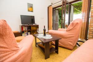 een woonkamer met twee stoelen en een tafel bij Vacation Home Mirjana in Seget Vranjica