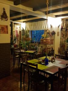 Um restaurante ou outro lugar para comer em Bistro-Pension La Teleferic