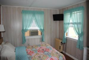 מיטה או מיטות בחדר ב-Rock Ledge Motel