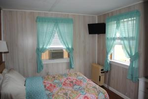 Postel nebo postele na pokoji v ubytování Rock Ledge Motel