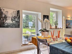 uma sala de jantar com uma mesa e uma janela em Le bouddha du lac em Saint-Germain-de-Tallevende