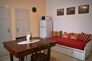 ブゼート・パリッツォーロにあるCasa Mazzaraのリビングルーム(テーブル、ベッド、テーブル、テーブル付)
