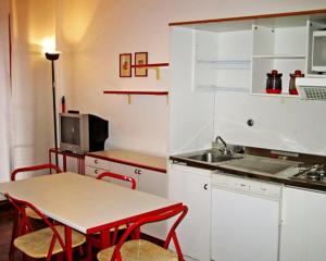Η κουζίνα ή μικρή κουζίνα στο Residence Portofino Est