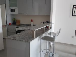 Luxury ground floor apartment Terrazzas de Campoamor PG009にあるキッチンまたは簡易キッチン