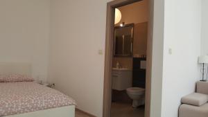 1 dormitorio con 1 cama y baño con aseo en Apartment Antonija i Mateo, Apartment in the center of Split rooms, en Split