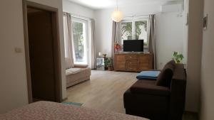 Apartment Antonija i Mateo, Apartment in the center of Split rooms في سبليت: غرفة معيشة مع أريكة وتلفزيون