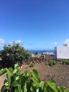 vista sull'oceano da un giardino di Casa Candela a Tinajo
