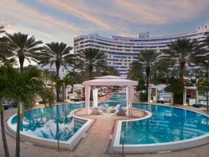 una piscina con cenador y un gran edificio en Fontainebleau Miami Beach en Miami Beach