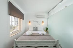 Postel nebo postele na pokoji v ubytování Pefkos View Suites & Maisonette
