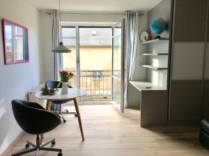 德勒斯登的住宿－Erholen Garantiert，客房设有桌子、椅子和窗户。
