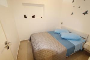 um quarto com uma cama com almofadas azuis em LuAn em Rabac