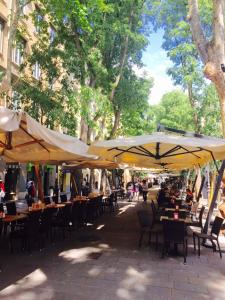 Ein Restaurant oder anderes Speiselokal in der Unterkunft Giostra Studio Flat 